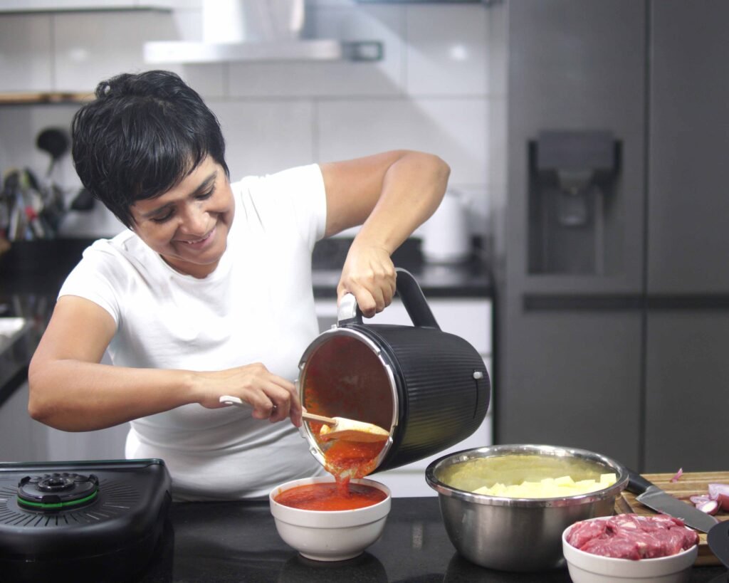 Jessica Reiniger preparando una receta saludable con Thermomix en Perú.