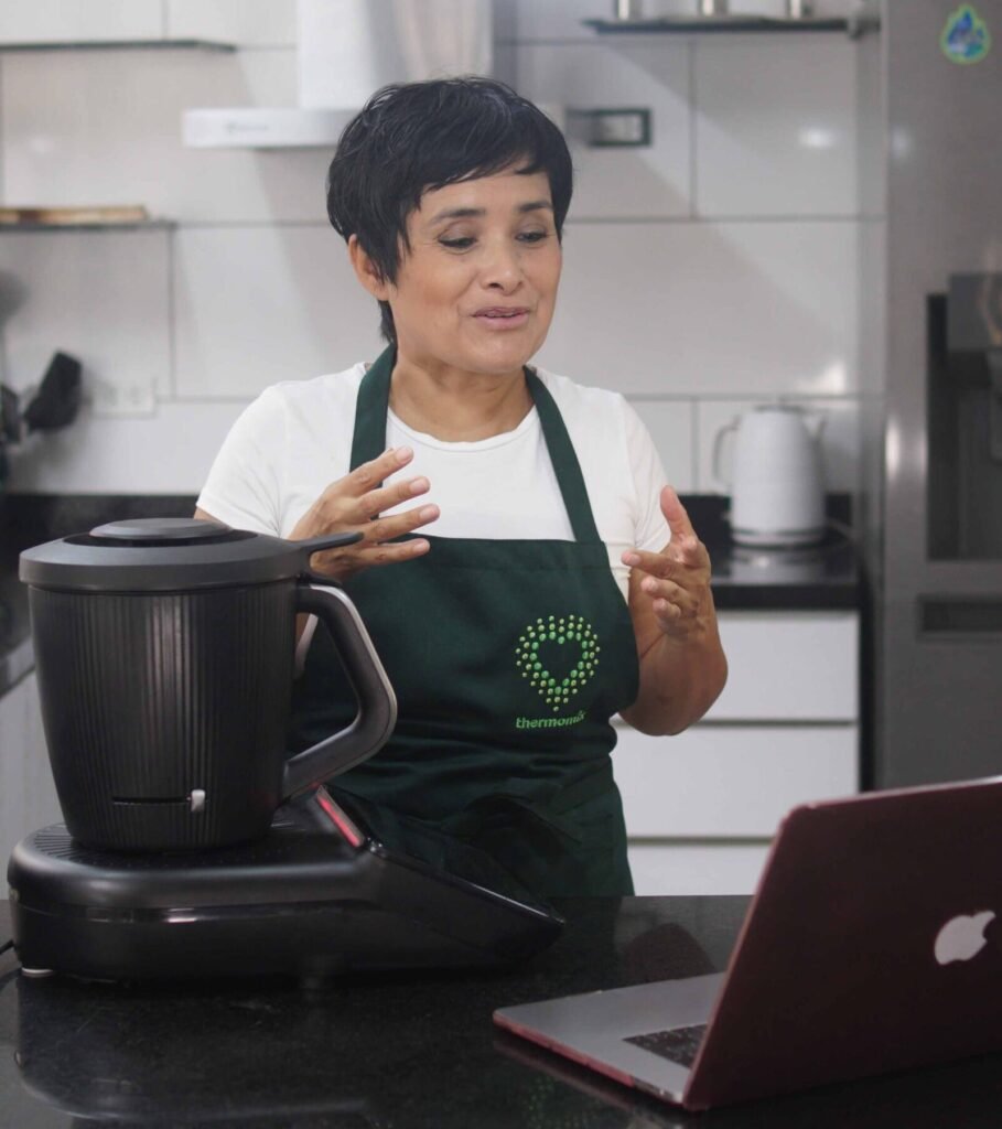 Jessica Reiniger realizando una demostración de Thermomix en Perú.